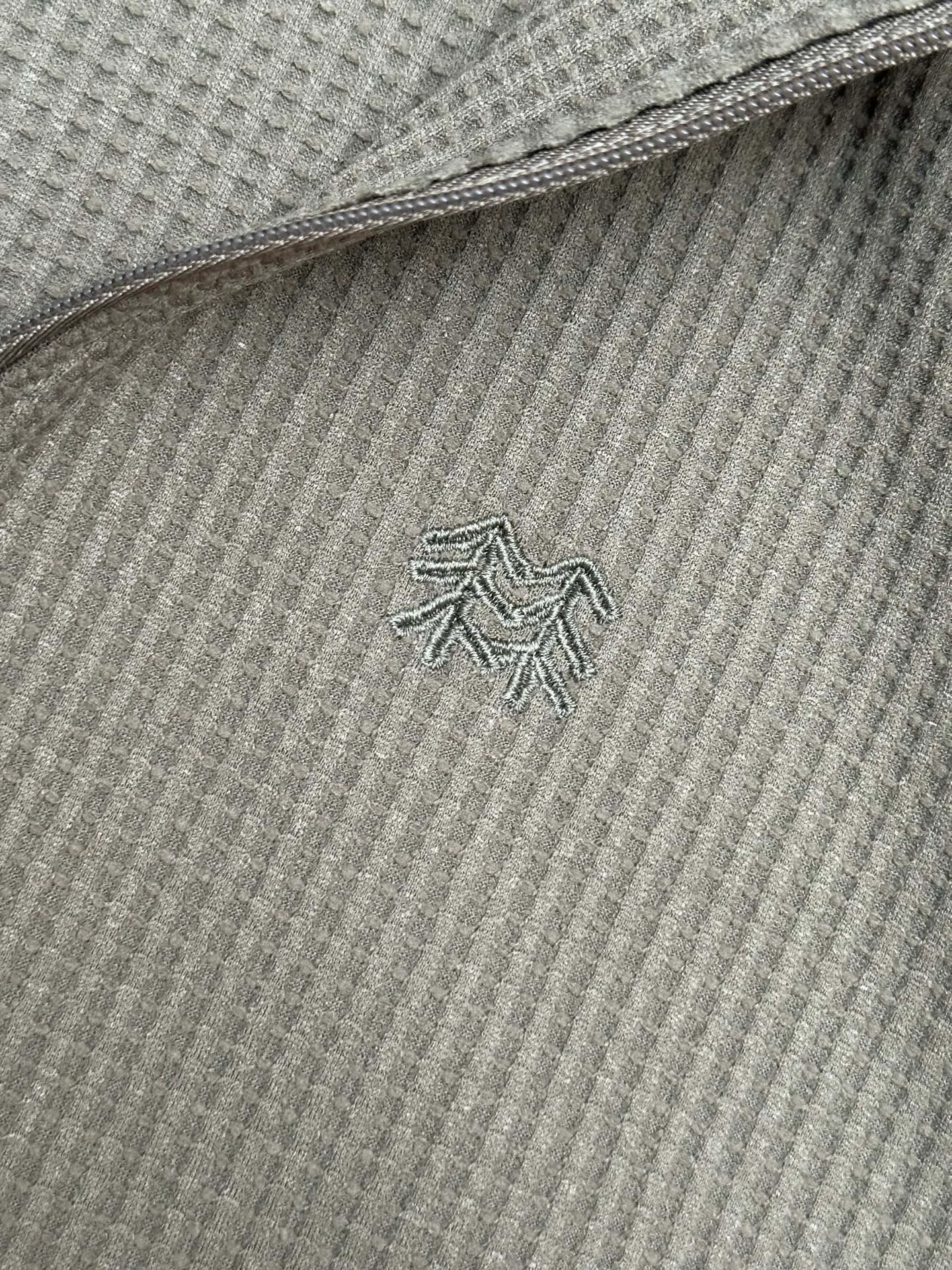 KOLON SPORT/Kolon's essential item, the waffle micro-loose half-zip long-sleeved T-shirt, is made of waffle honeycomb texture fabric with a concave and convex checkered surface to form a large number of air circulation gaps. Combined with the non-absorbent properties of polyester fiber itself, it will not stick to the skin after sweating. It can keep the body surface dry during sports, commuting and outdoor wear for a long time. The half-zipper stand collar is adjustable, windproof and neat, and the raglan sleeves have no restrictions on movement. . Exquisite small embroidered logo, low-key and high-end, not exaggerated. The raglan sleeves are cut to allow for unrestricted movement, making it suitable for both sports and commuting. Available in multiple colors, it is perfect for wearing alone in spring and autumn or as an inner layer in winter. It is a must-have for outdoor enthusiasts. Color: Black, Brown, Gray, Yellow Size: L-3XL